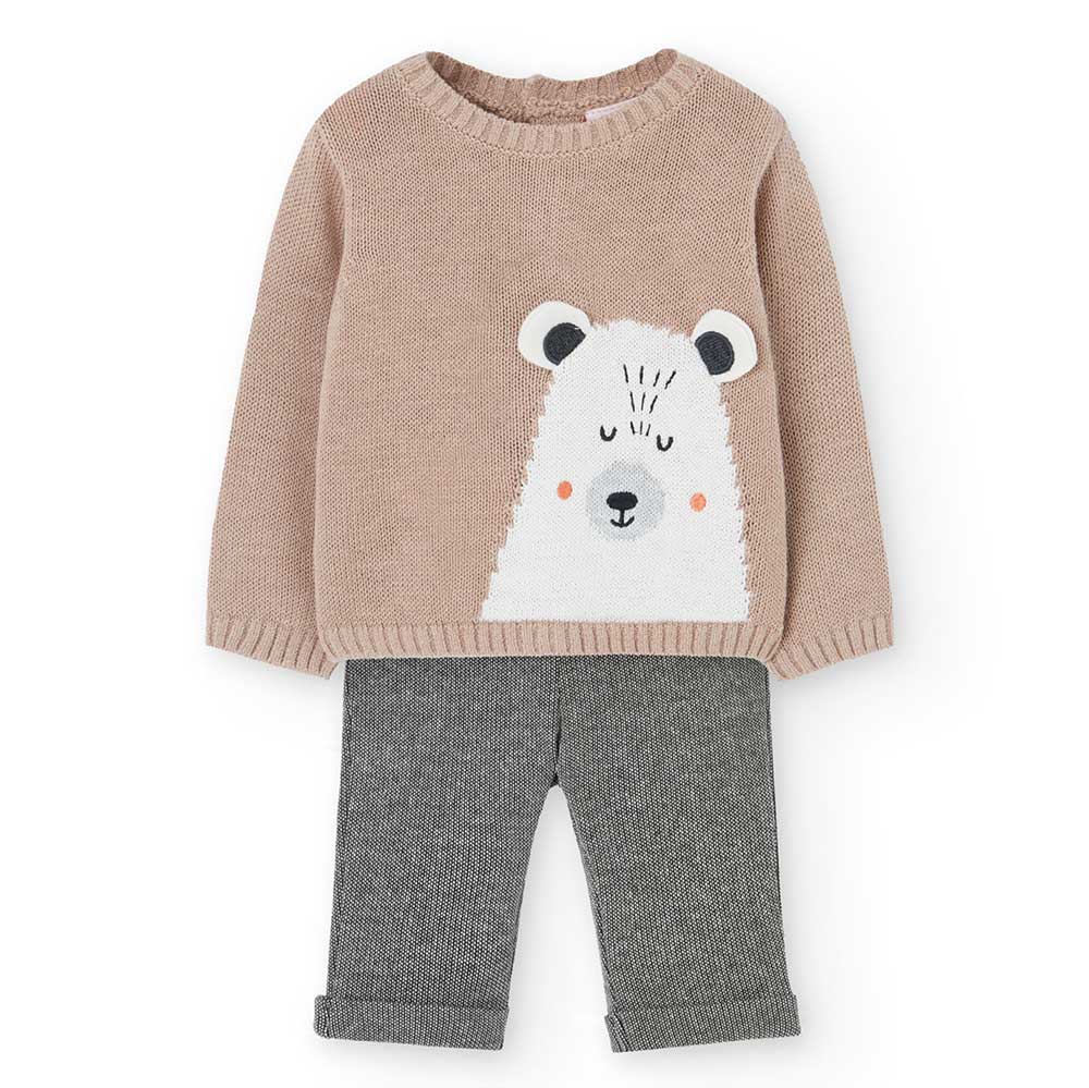 Composizione: Maglione:55%cotone 42%poliestere 3%lana Pantaloni:93%cotone 5%poliammide 2%elastan
...