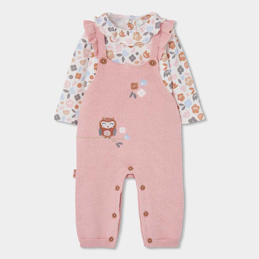Enveloppez votre petite fille dans cette adorable salopette en tricot rose, parfaite pour les jou...