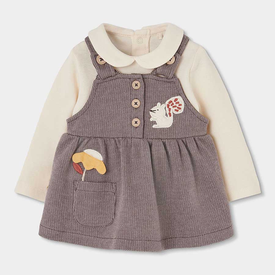 Il delizioso abito salopette con maglia è la scelta perfetta per le giornate fresche d'autunno e ...