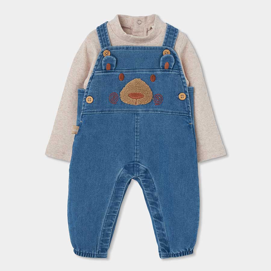 Un adorabile completo per i più piccoli, composto da una salopette in morbido tessuto jeans con u...