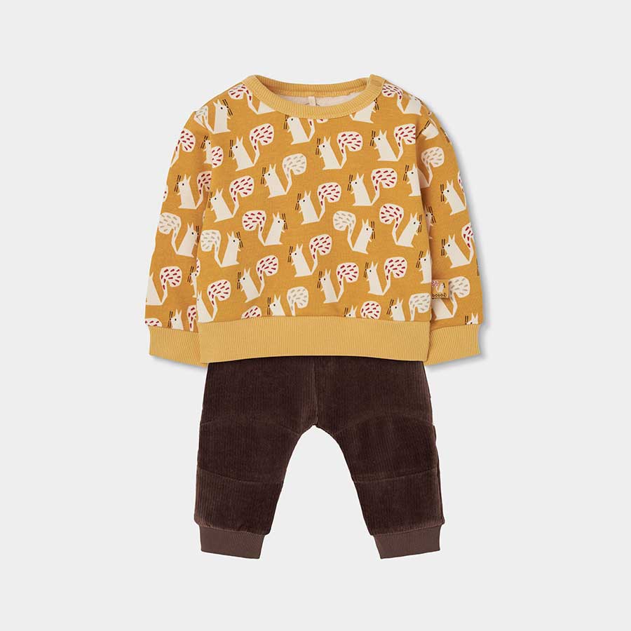 Riscalda il guardaroba del tuo piccolo con questo adorabile set maglia e pantaloni firmato Boboli...