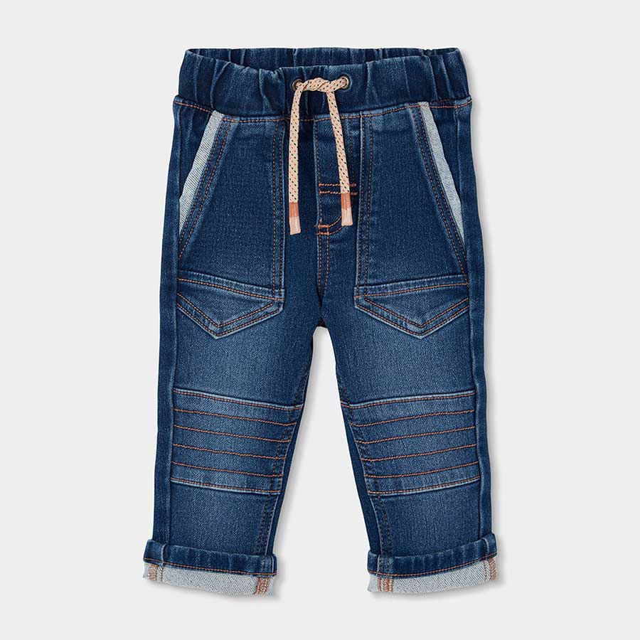 Ce pantalon en jean extensible est idéal pour accompagner toutes les aventures de votre enfant pe...