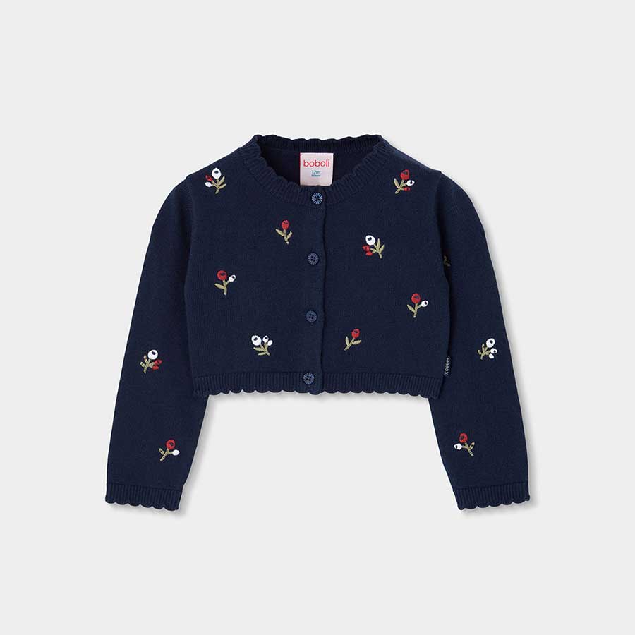 Ce cardigan court brodé est parfait pour les journées fraîches de l'automne et de l'hiver. Son de...