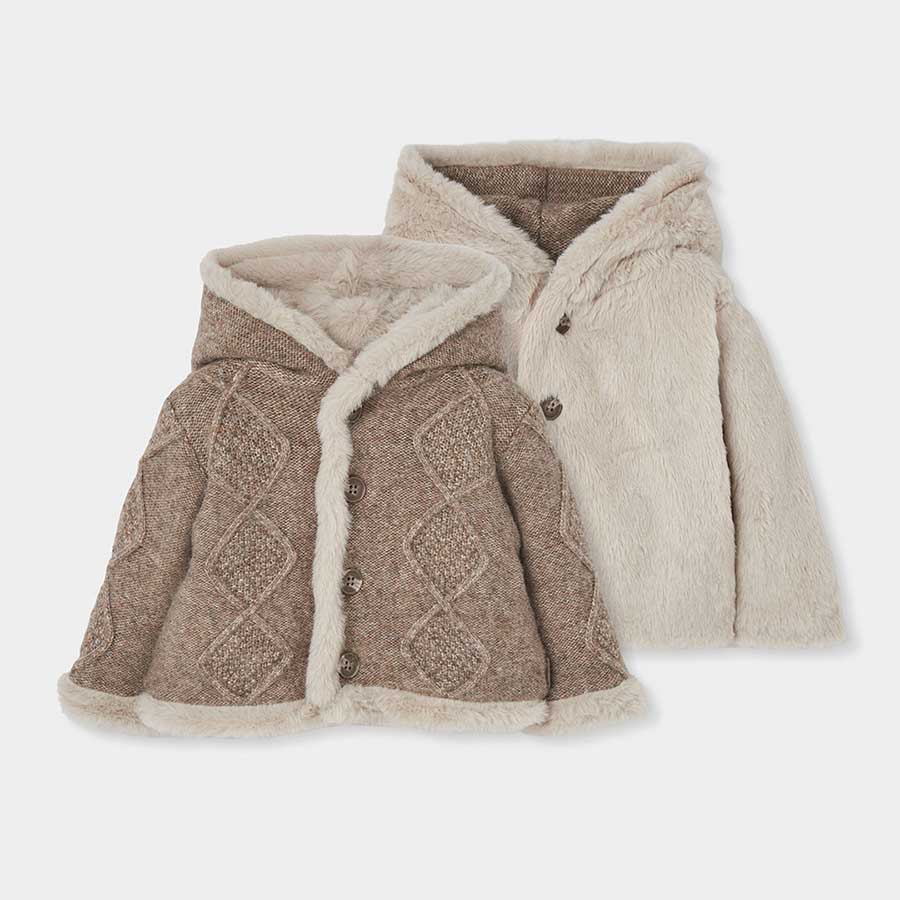 Accueillez l'arrivée des saisons plus fraîches avec cette veste en tricot réversible, idéale pour...