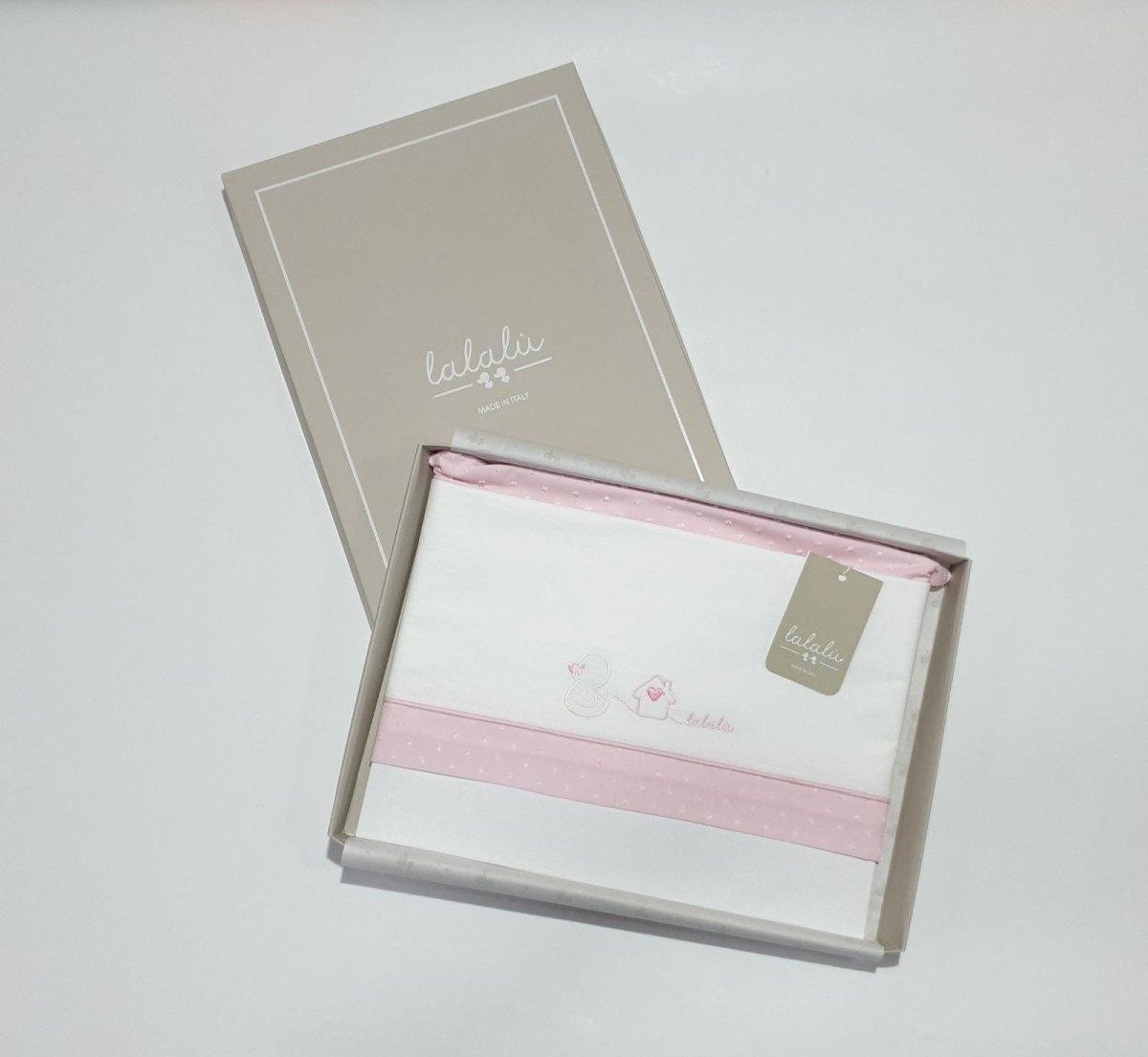 Drap plat de la ligne Lalalù pour fille avec bord en tissu rose et petite broderie au centre.

  ...