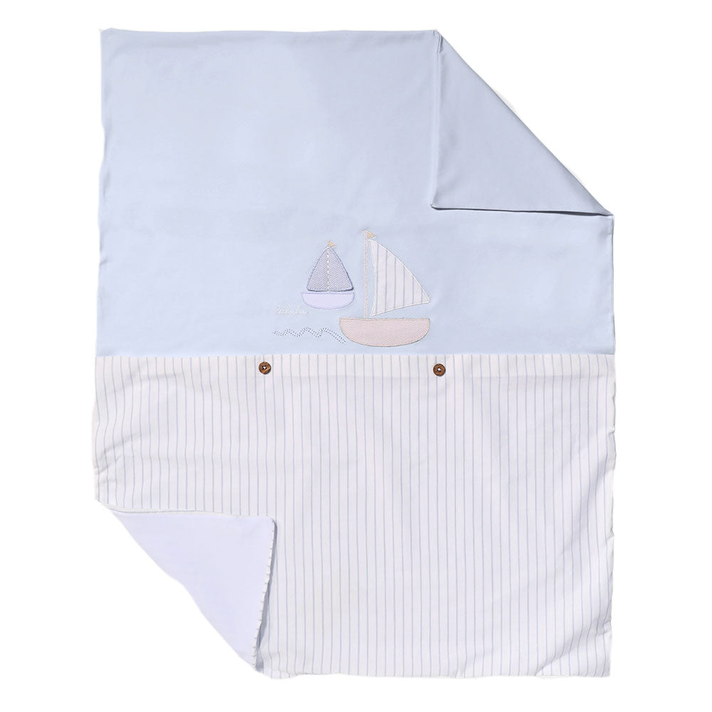 Copertina de la ligne de vêtements pour enfants Lallù, avec base bleu ciel et fond en tissu rayé....