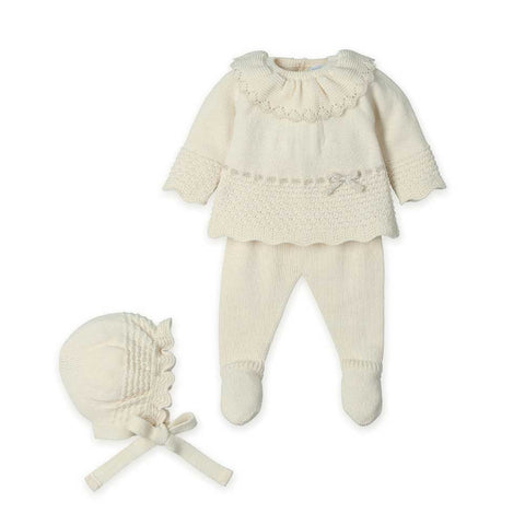 completo neonato color panna con maglia a collo arricciato, pantaloni con piedini e cappellino con fiocco
