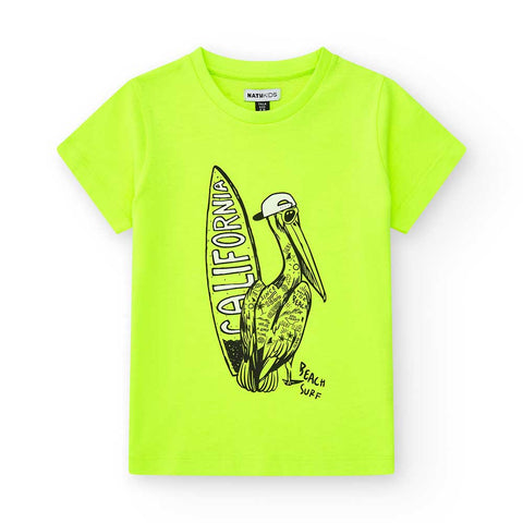 T-shirt gialla con disegno di un pellicano e scritte sulla spiaggia.