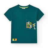 T-shirt verde con grafica colorata e taschino per bambino