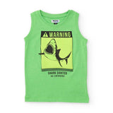 T-shirt senza maniche verde con stampa di uno squalo.