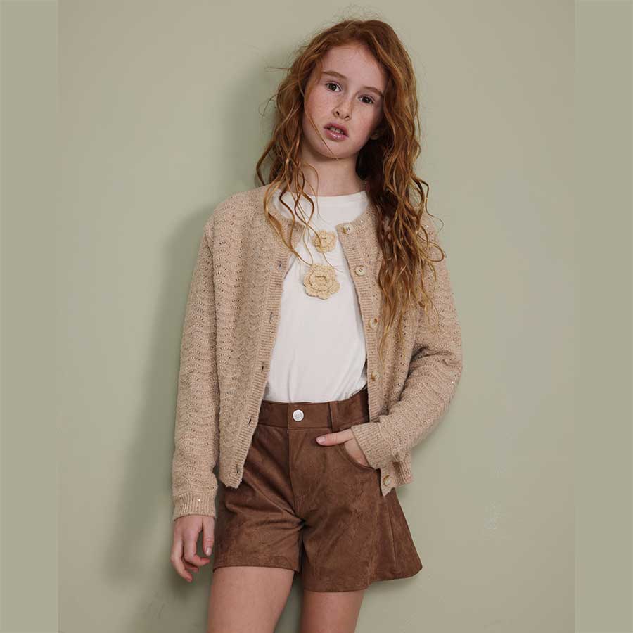 Scopri questa maglia girocollo lavorata a maglia, perfetta per le giornate fresche di autunno e i...