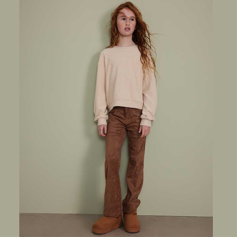 Questi pantaloni a zampa sono la scelta perfetta per l'autunno e l'inverno, aggiungendo un tocco ...