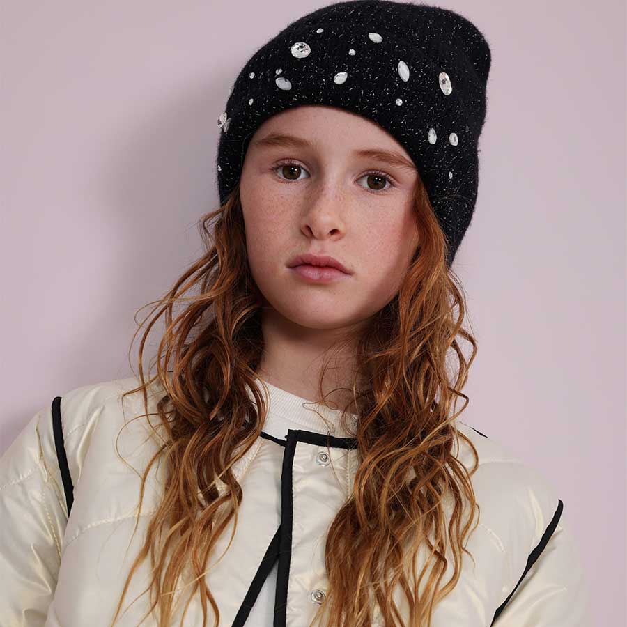 Découvrez le bonnet tricoté idéal pour garder votre petite fille au chaud pendant les mois les pl...