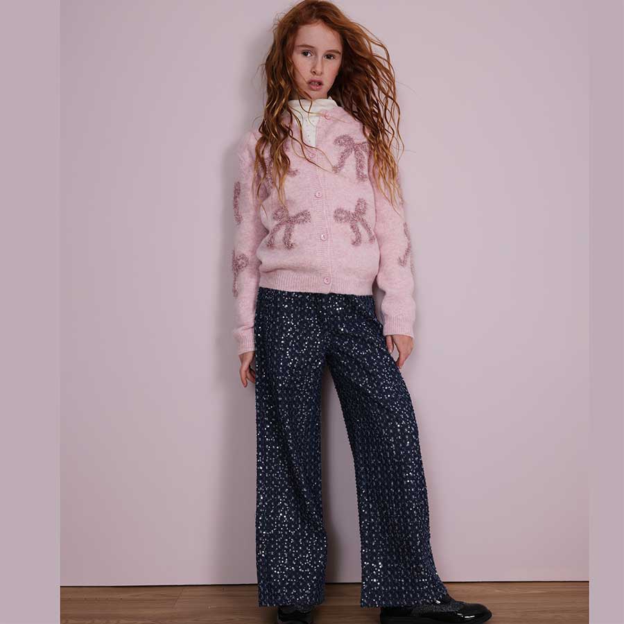 Questi pantaloni palazzo con lurex donano un tocco di eleganza e brillantezza al guardaroba autun...