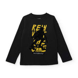 Maglia nera a manica lunga con stampa gialla e nera di ragazzo con skateboard