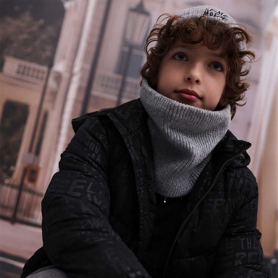 Questo collo in maglia è perfetto per proteggere il tuo bambino dal freddo con stile e comfort du...