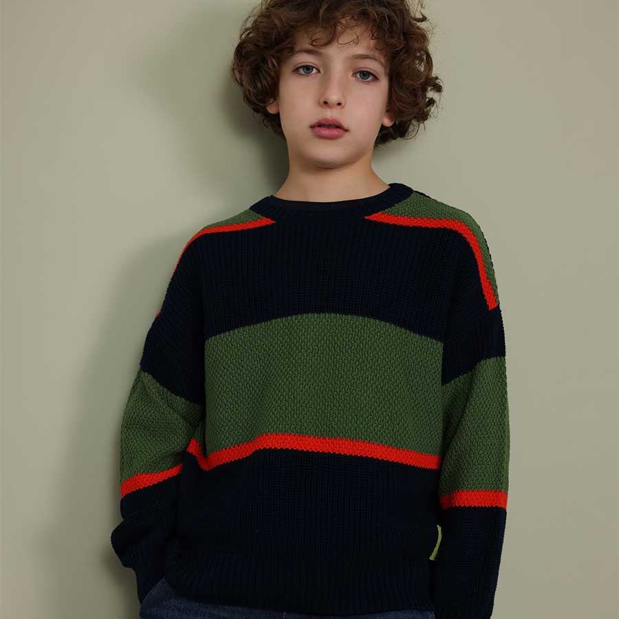 Avvolgi il tuo bambino in un caldo abbraccio di morbidezza con questo maglione girocollo lavorato...