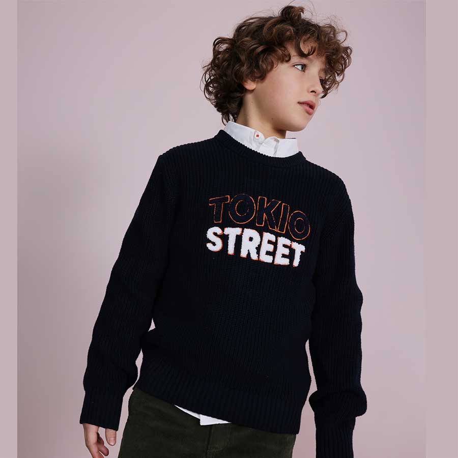 Perfetto per affrontare le giornate fresche con stile, questo maglione invernale avvolge il tuo b...