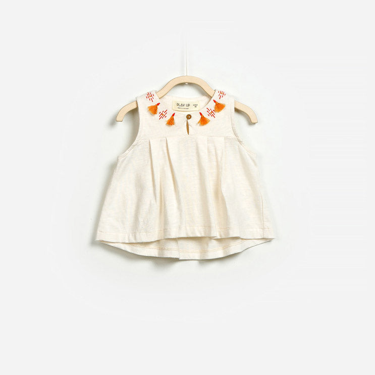 Top de la ligne vêtements fille Play Up, sans manches avec partie inférieure ample.
Petites brode...