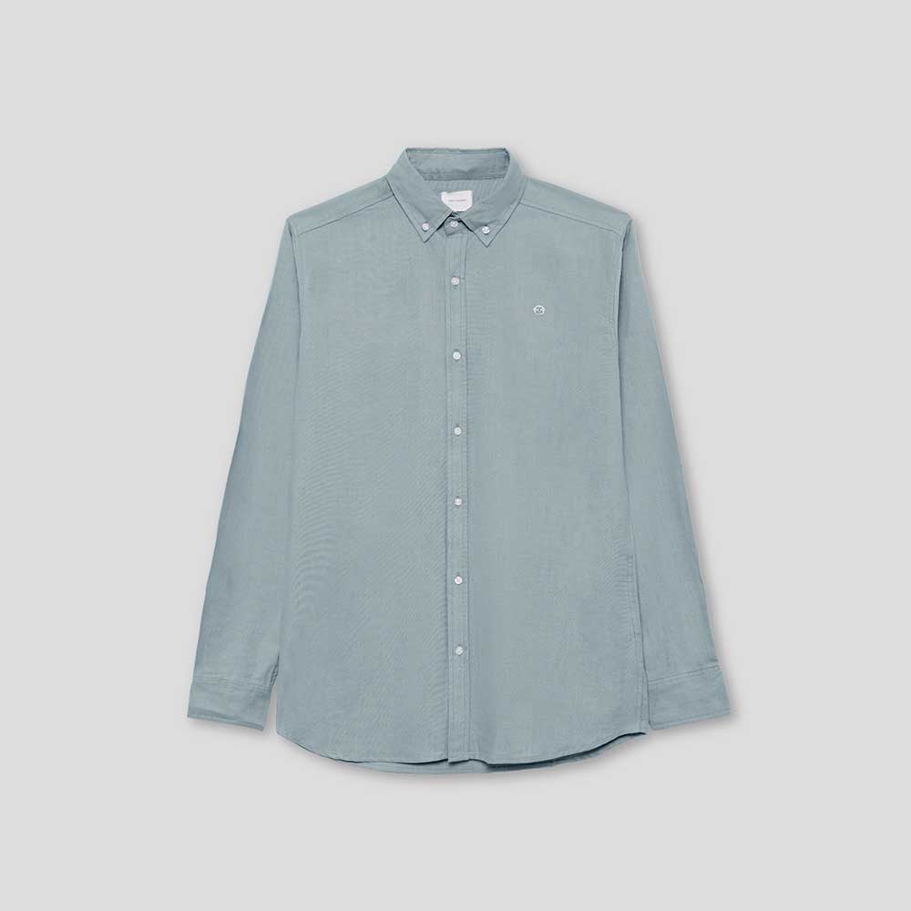 Découvrez notre chemise classique à manches longues, idéale pour les occasions plus formelles com...