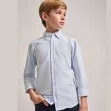 Camicia a righe sottili bianco e azzurro con collo classico e maniche lunghe arrotolate per bambino
