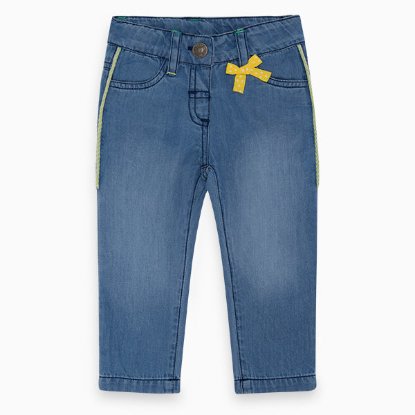 Pantalon en denim léger de la ligne vêtements fille Tuc Tuc, avec un petit nœud en tissu appliqué...