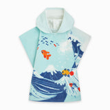 Poncho per bambini con disegni di pesci rossi su sfondo azzurro.