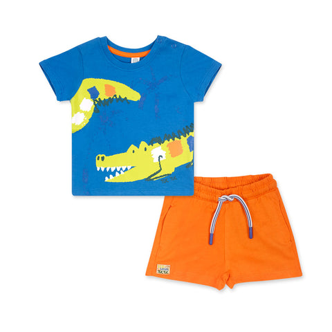 Completo T-shirt blu con stampa e bermuda arancioni per bambini.