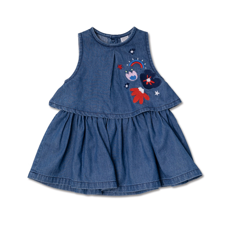 de la Ligne Vêtements Fille Tuc Tuc, couleur denim avec broderies colorées sur le devant.
Effet b...