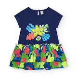 Abito jersey per bambina con gonna a balze e stampa colorata.