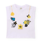 T-shirt jersey bianca senza maniche con stampe colorate e applicazioni.