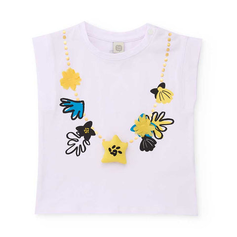 T-shirt jersey bianca senza maniche con stampe colorate e applicazioni.