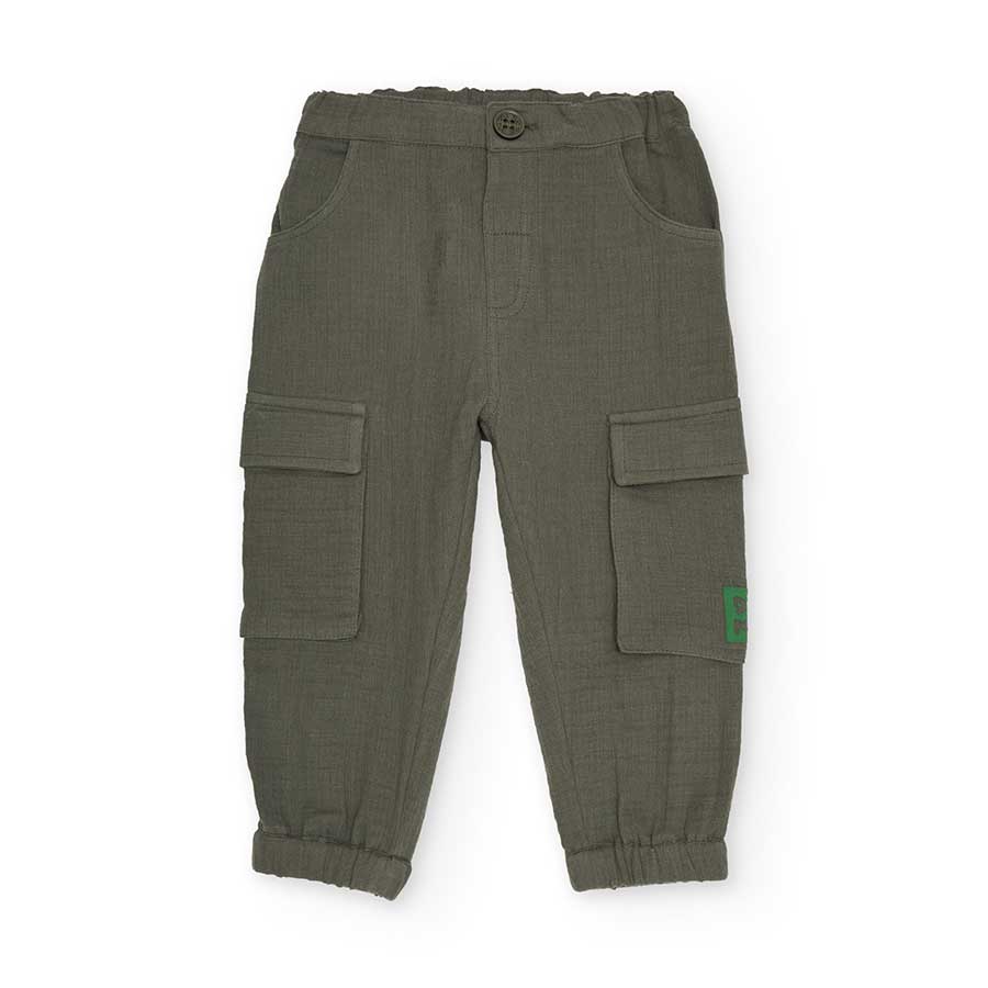Pantalone della Linea Abbigliamento Bambino tuc Tuc, con tasconi laterali ed elastici sul fondo.
...