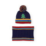 Set cappello blu con pon pon colorato e scaldacollo abbinato a treccia con bordi colorati